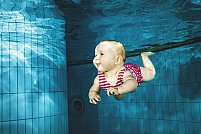 La ce vârstă poate învăța copilul să înoate?